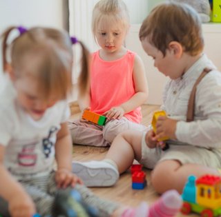 У дитсадку в Італії українці вручили прапор РФ: вихователька пояснила це позицією "за мир" (фото)