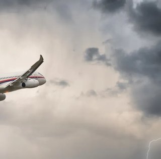 Як пілоти літаків уникають грозу: що відбувається, коли в літак б'є блискавка (відео)