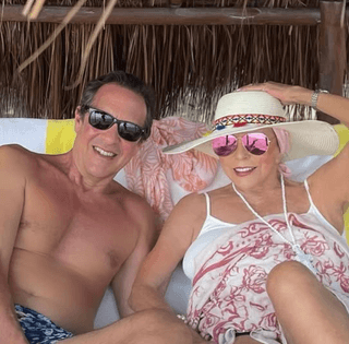 92-річна Джоан Коллінз показалася з молодшим на 31 рік чоловіком (фото)