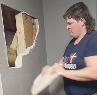 Семья купила старинный дом и случайно нашла в нем "секретный" этаж (видео)