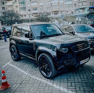 Компактна ракета: у Києві помітили рідкісний заряджений Land Rover за 8 мільйонів (фото)