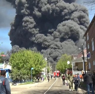 Нефть течет по улицам: что происходит в Туапсе после ударов по НПЗ (видео)