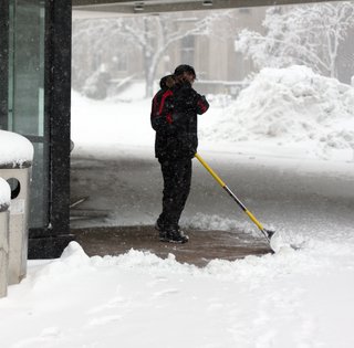 У Києві чоловіку виписали штраф за прибирання снігу з тротуару: за що саме його покарали