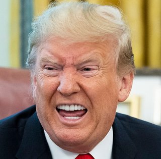 "Ты глупая": Трамп обозвал журналистку и досрочно покинул интервью (видео)