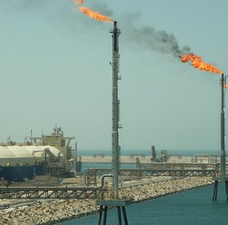 Цены вырастут вдвое, на заправках очереди: Катар остановил добычу газа после атак Ирана