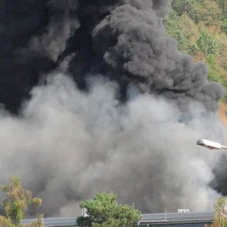 В Словакии вспыхнул масштабный пожар: горит завод по производству боеприпасов (фото)