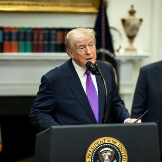 "Нужно сделать немедленно": Трамп заговорил о 200% пошлинах против Украины и РФ для урегулирования войны (видео)