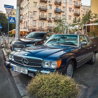 Гость из 80-х: в Киеве заметили знаменитый кабриолет Mercedes (фото)