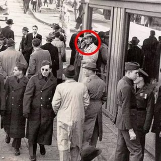 На знімку часів Другої світової війни знайшли "мандрівника в часі" (фото)