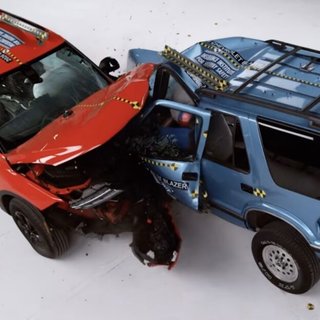 Chevrolet Blazer 1996 года и 2026-го столкнули лбами в краш-тесте: результат впечатлил (видео)