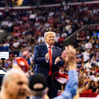 Алчный Трамп, бензин и медицина: что волнует американцев и где там Украина
