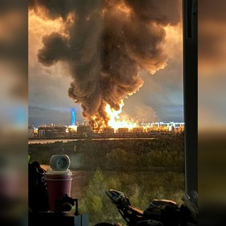 У Санкт-Петербурзі дрони уразили нафтопаливний порт і датацентр "Вконтакте": спалахнула сильна пожежа (відео)