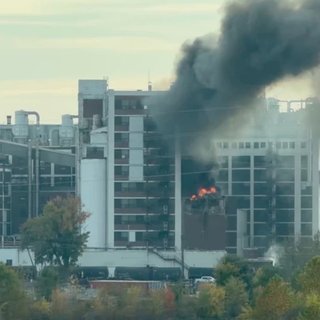 Мощный взрыв и столб черного дыма: в США на крупнейшем в мире заводе Quaker Oats разразился пожар