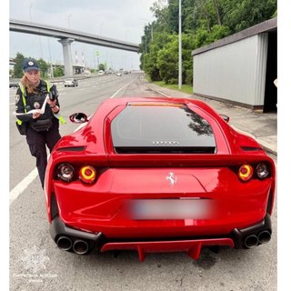 В Киеве полиция остановила за превышение скорости сверхмощный Ferrari за $400 000 (фото)