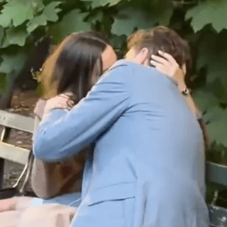 Целовался с любовницей: мужчину случайно "поймали с поличным" — видео выложили в сеть