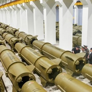 КНДР засыпала землей новое здание на заводе, где производят ракеты для РФ: что показали спутники
