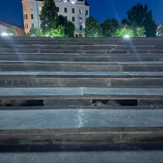В Черновцах ступени на площади отремонтировали гранитными надгробиями с портретами: что говорят в мэрии
