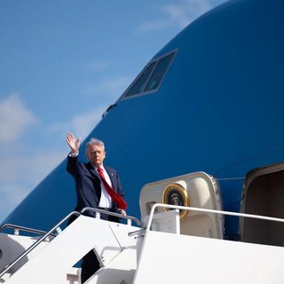 "Найрозкішніший у світі": Трамп представив свій новий президентський літак (фото)