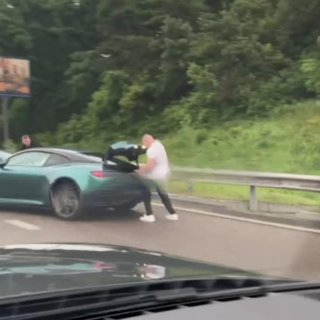 Біля Києва розбився смарагдовий Aston Martin за $350 000: автомобіль належить відомому блогеру (відео)
