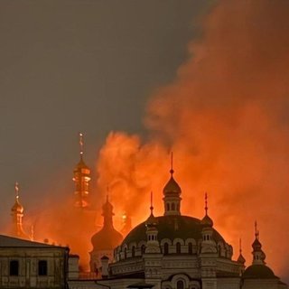 Пострадали жилые дома, горит Киево-Печерская лавра: первые последствия атаки россиян на Киев (видео)