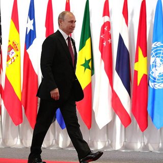Низький Путін на червоній доріжці поруч із високими політиками: нові фото карликового диктатора