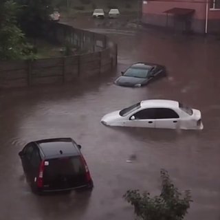 Шторм в Одесі: дороги затопило, рух транспорту обмежено (відео)