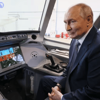 Вышел на публику: Путина застукали за странным занятием в самолете (фото)