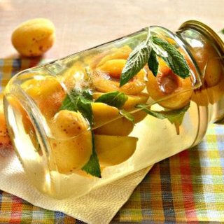 Заготовки на зиму: рецепт абрикосового компота со вкусом мохито