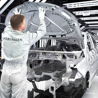 До 100 тисяч працівників можуть втратити роботу: автогігант готує безпрецедентні зміни — Reuters
