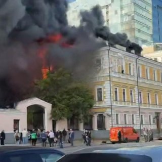 БПЛА влучив у будівлю НАН України в Києві: будівля палає