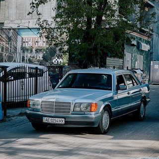 Один из 349: в Киеве заметили редкий бронированный Mercedes 80-х (фото)