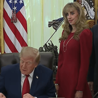 Жінка у червоному біля Трампа налякала мережу: що про неї відомо (фото)