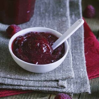 Идеально к мясу: рецепт малинового соуса на зиму