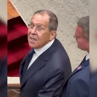 Говорил о прическе: Лавров необычно отреагировал на вопрос о войне в Украине (видео)
