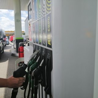 Нефть подешевела, но цены на АЗС держатся: эксперт указал на рекордную маржу на дизель в Украине