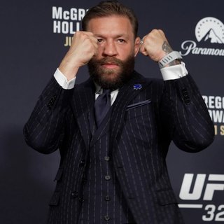 Повернення легенди UFC: де і коли дивитися бій Макгрегор — Голлоуей