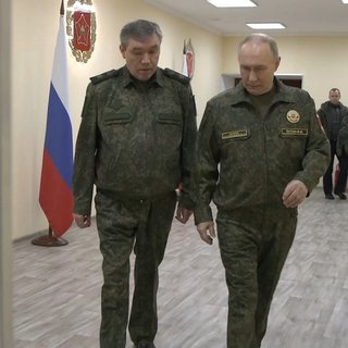 Боится собственной тени: Путин не выходит из Кремля без вертолета и запаса продуктов, — СМИ