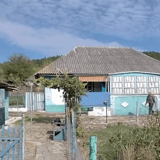 За два кроки до річки: чоловік продає затишну хату в селі за $3500 (фото)
