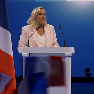 Марин Ле Пен вступает в президентскую гонку во Франции и лидирует со значительным отрывом
