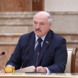"Решать должен украинский народ": Лукашенко осудил требование Трампа об отставке Зеленского