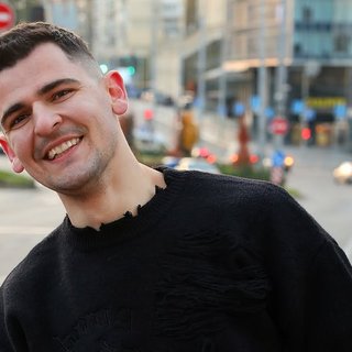 Известный 31-летний блогер Николас Карма уехал за границу (фото)