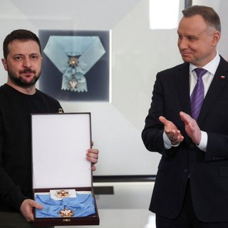 "Дроном будет быстрее": украинцы завалили сеть мемами по поводу отправки Зеленским ордена через "Новую Почту"