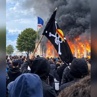 Бунт і піратство: чому мітингарі у Франції обрали "Веселого Роджера" символом протесту (фото)