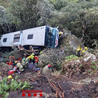 В Испании автобус упал с 20-метрового склона: пострадали 83 человека