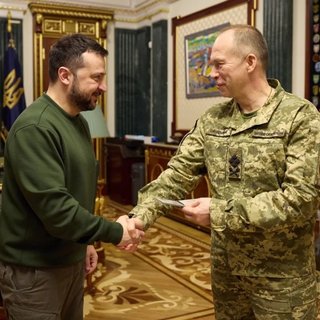 Уступка улице или контроль над ВСУ: чем обернется решение Зеленского по Сырскому