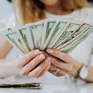 Доллар уже почти по 45 грн: почему ослабевает гривна и стоит ли ожидать нового рекорда