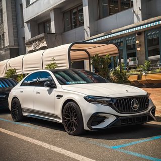 У Києві помітили яскравий 600-сильний Mercedes за 5 мільйонів (фото)