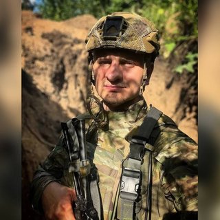 Після весілля молодята поїхали на фронт: Євген Карась повінчався з відомою акторкою (фото)