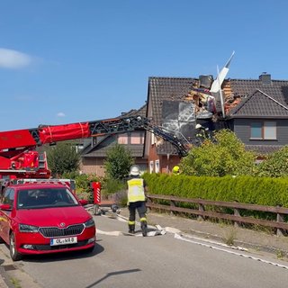 Самолет врезался в жилой дом в Германии: спасатели предполагают, что внутри есть человек