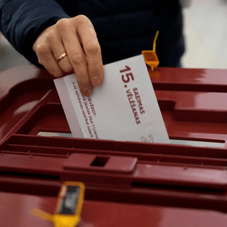 В Латвии на парламентских выборах побеждает партия действующего премьера: как это повлияет на Украину